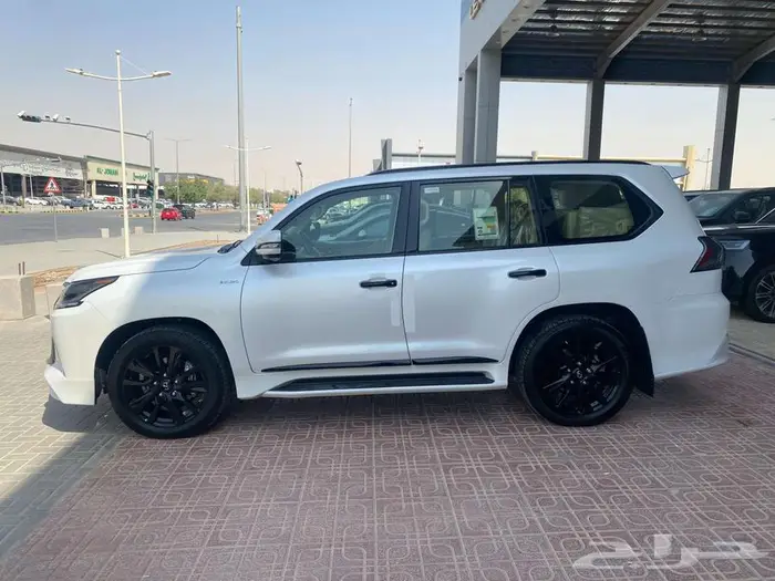 لكزس LX570 بلاك اديشن موديل 2020 4