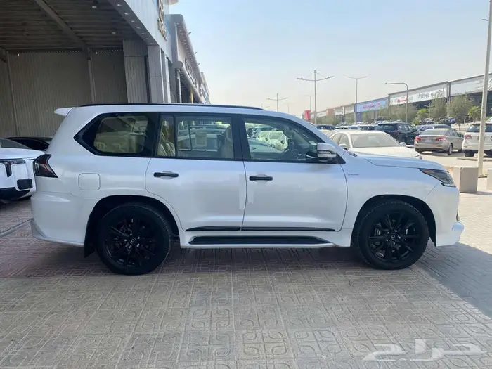لكزس LX570 بلاك اديشن موديل 2020 3