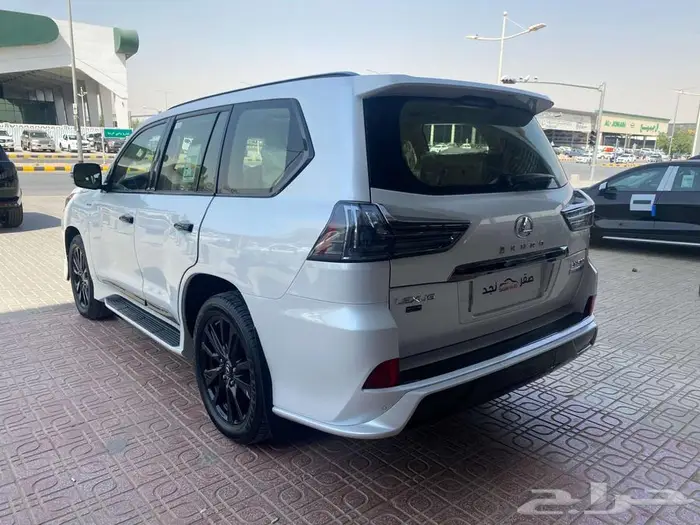 لكزس LX570 بلاك اديشن موديل 2020 6