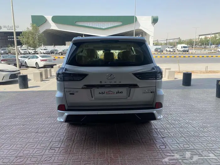 لكزس LX570 بلاك اديشن موديل 2020 7