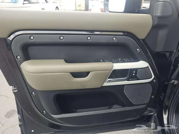 Land Rover Defender 110 SE 6