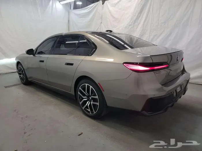 مزاد يوم 10 9 BMW 7 Series Sedan 740i 4