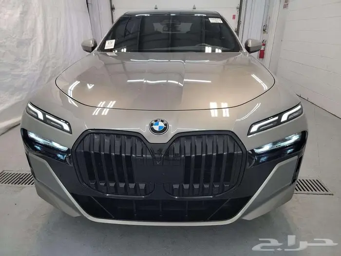 مزاد يوم 10 9 BMW 7 Series Sedan 740i 2