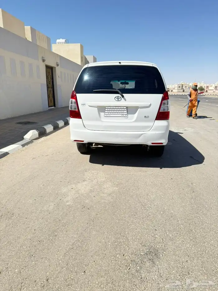 انوفا 2015 اببض مالك اول من الوكالة الممشى 127 الف 2
