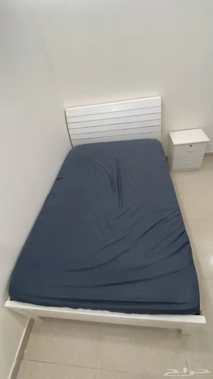 اثاث عبارة عن دولاب قماش وسرير وطاوله 0