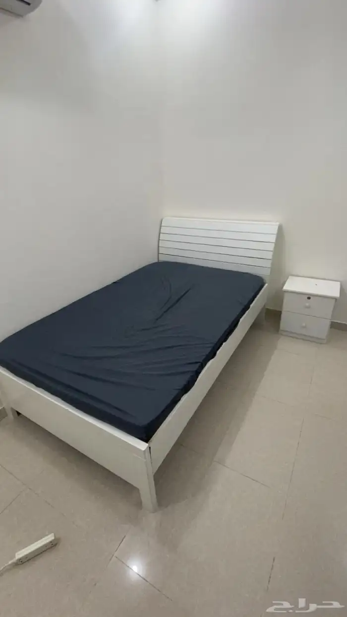 اثاث عبارة عن دولاب قماش وسرير وطاوله 2