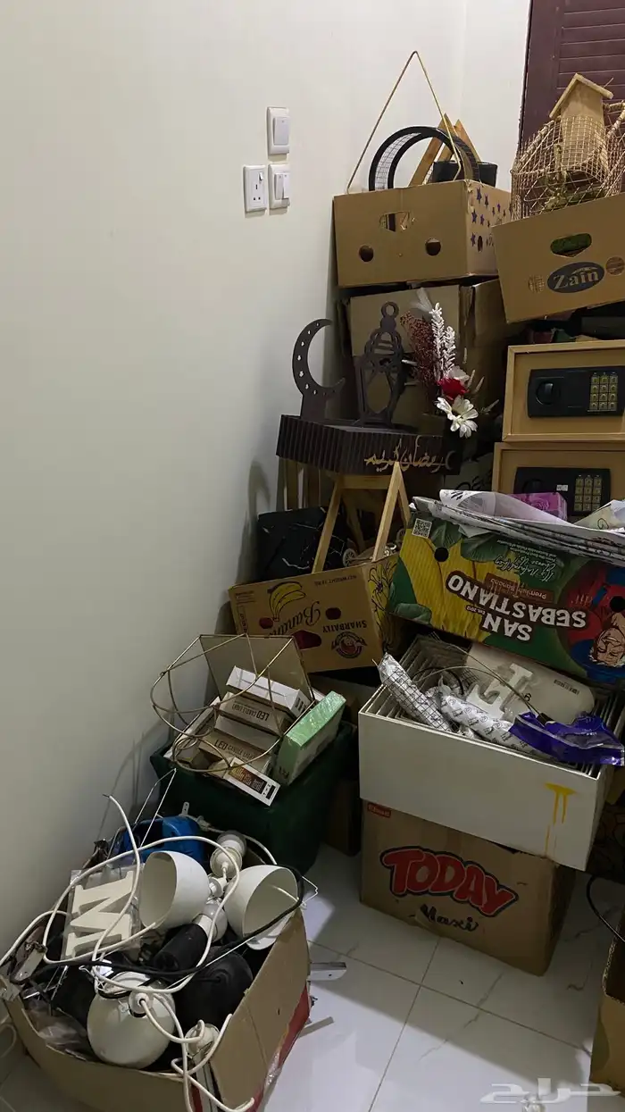 يوجد استندتا اكس سسورات وتغاليف ويوجد ارفف قزاز 4