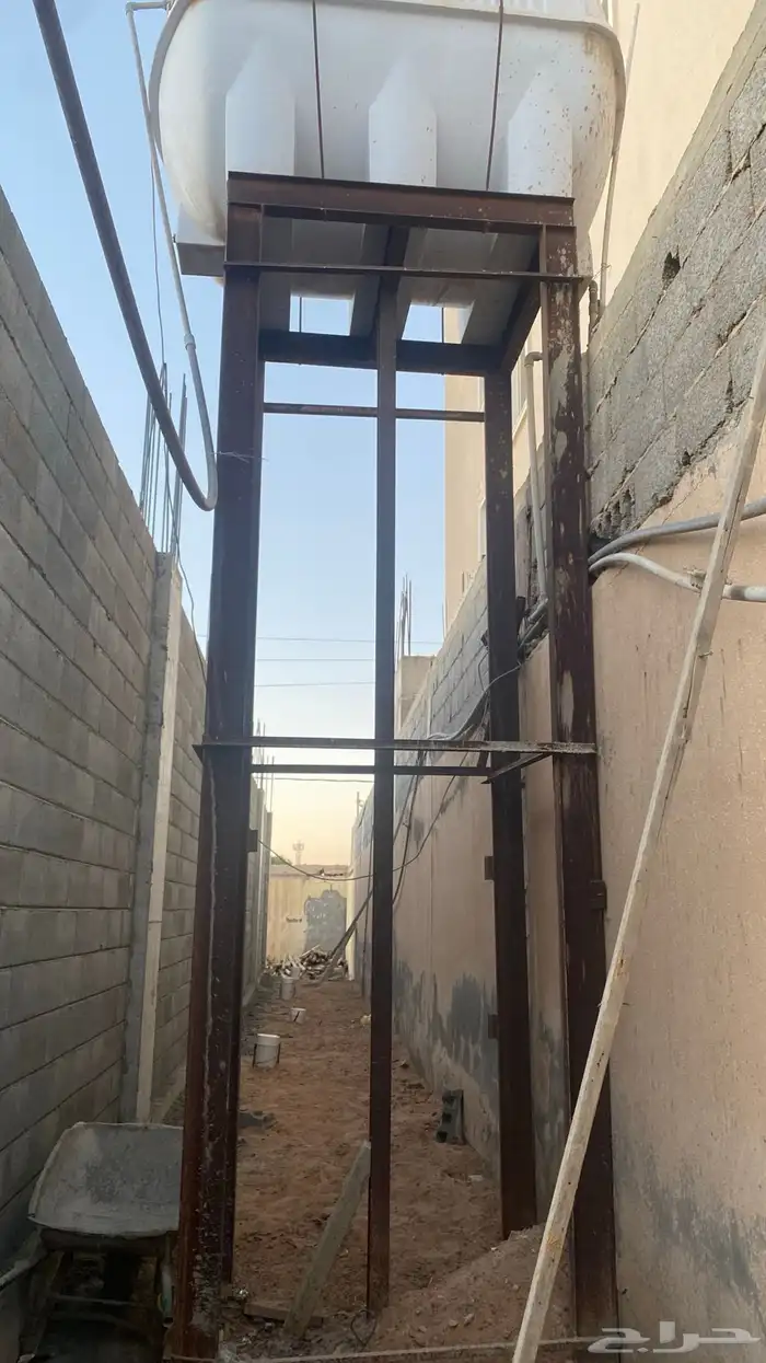 للبيع خزان مويه مع قاعدة 1
