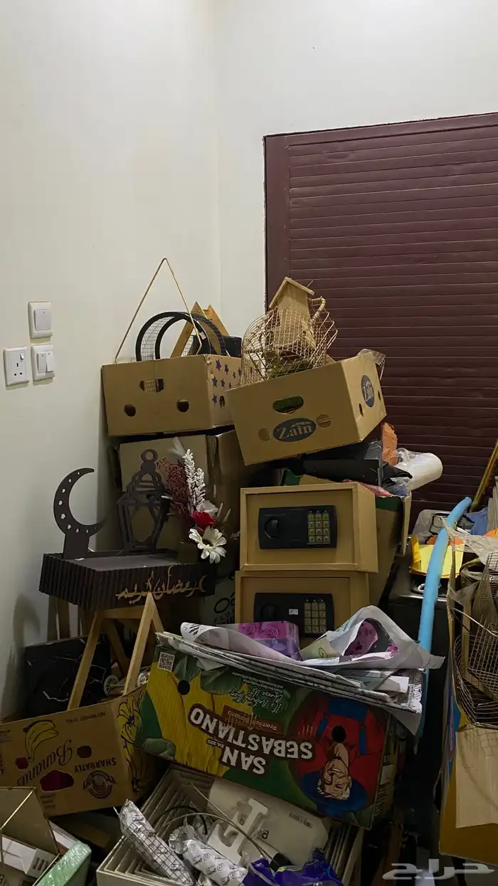 يوجد استندتا اكس سسورات وتغاليف ويوجد ارفف قزاز 1