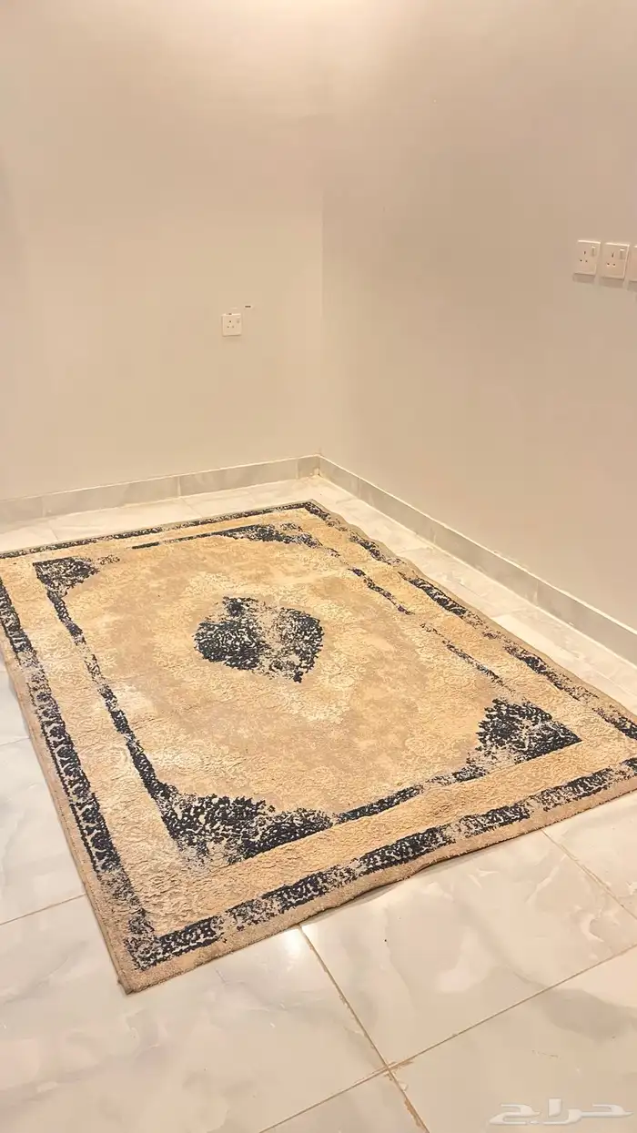 للبيع سجاد لون ابيض مع كحلي 0