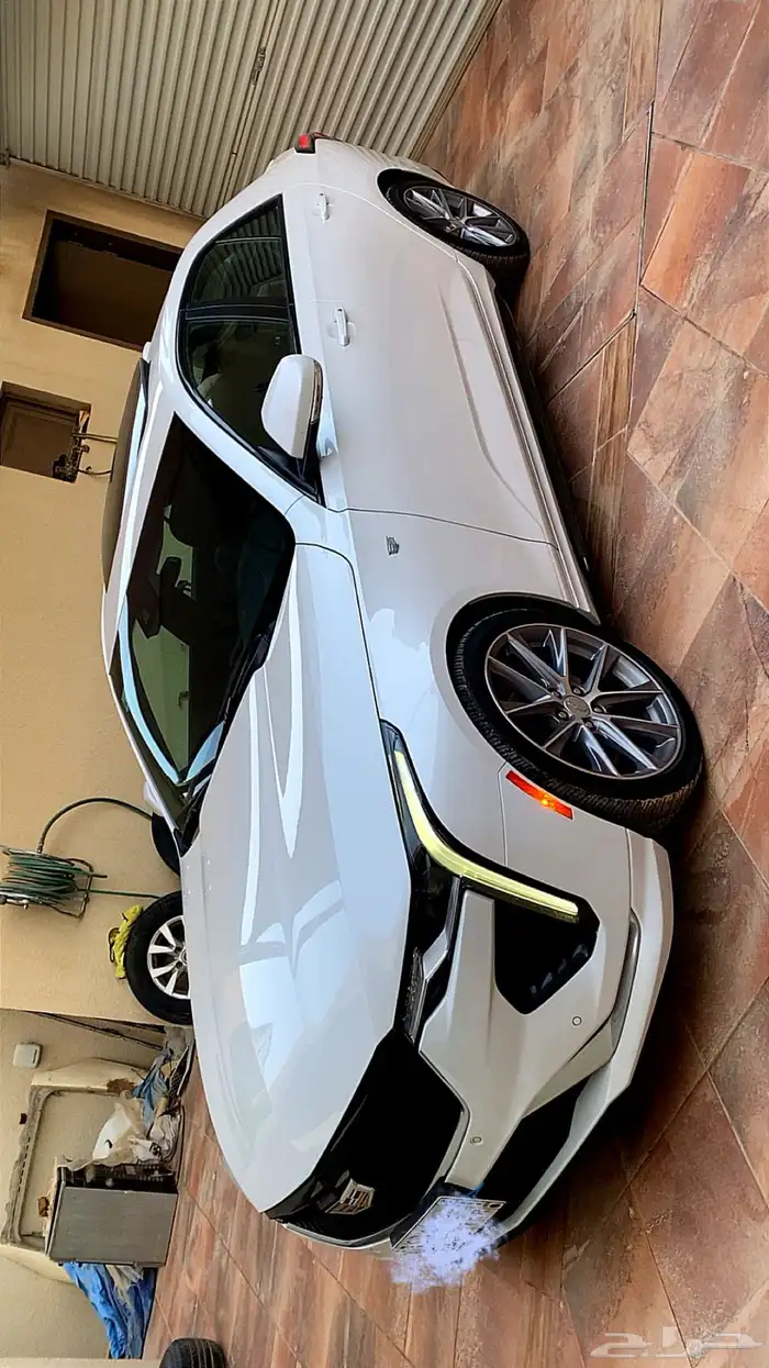 كاديلاك ct4 2023 بريميوم شبه اصفار ممشى قليل 3