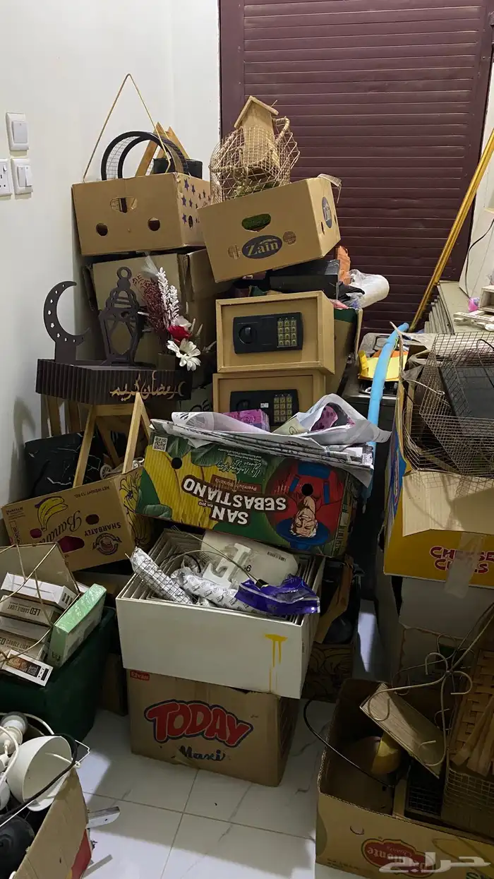 يوجد استندتا اكس سسورات وتغاليف ويوجد ارفف قزاز 3