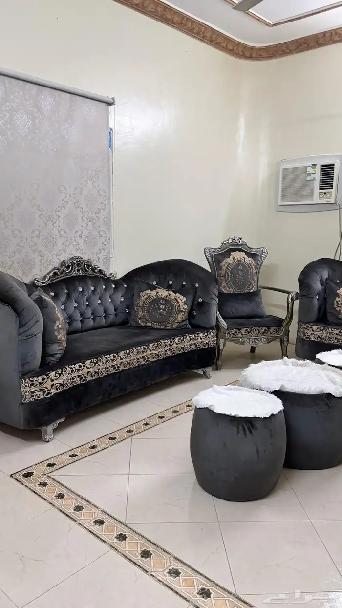 كنب للبيع مع الستاير والطاولات الخدمه 3