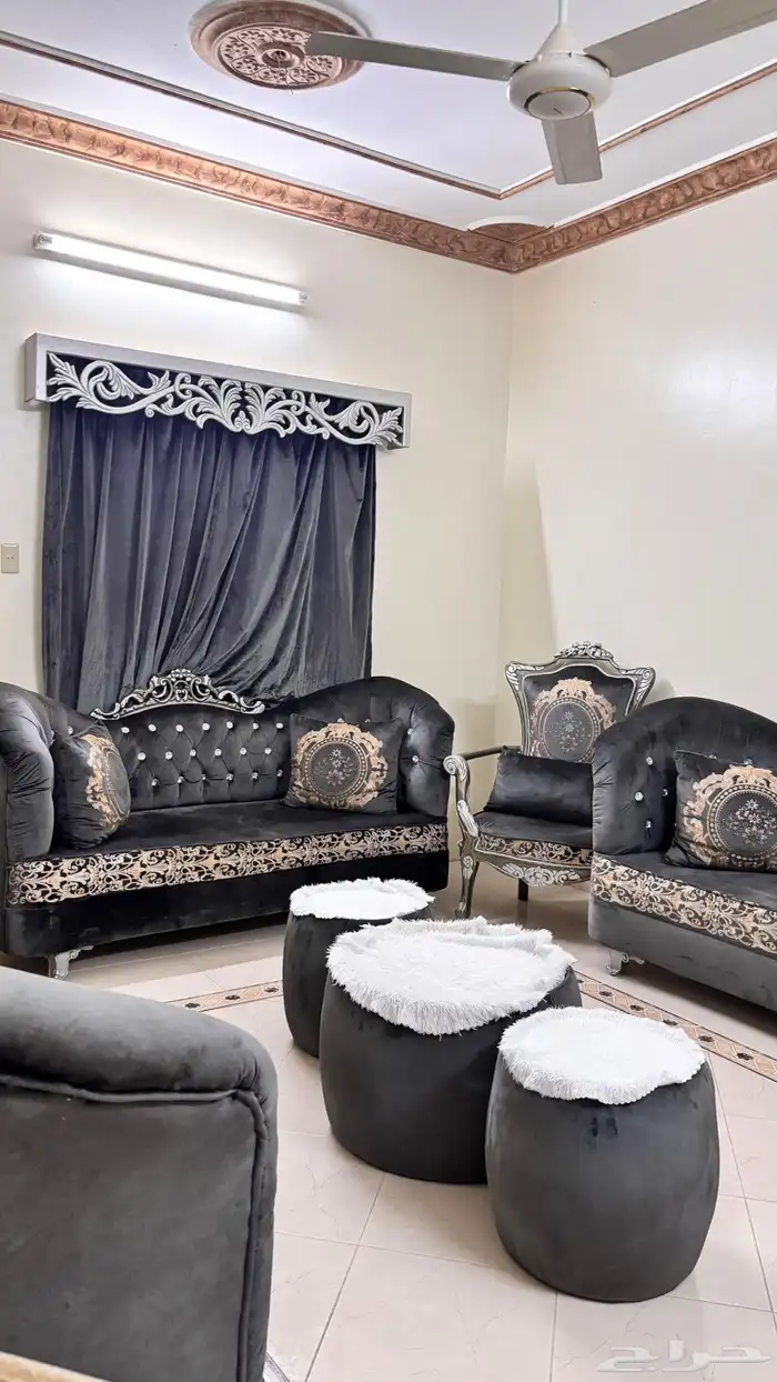 كنب للبيع مع الستاير والطاولات الخدمه 5