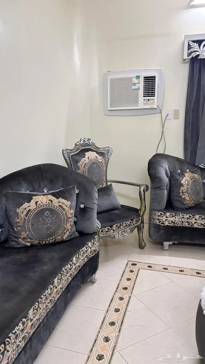 كنب للبيع مع الستاير والطاولات الخدمه 6