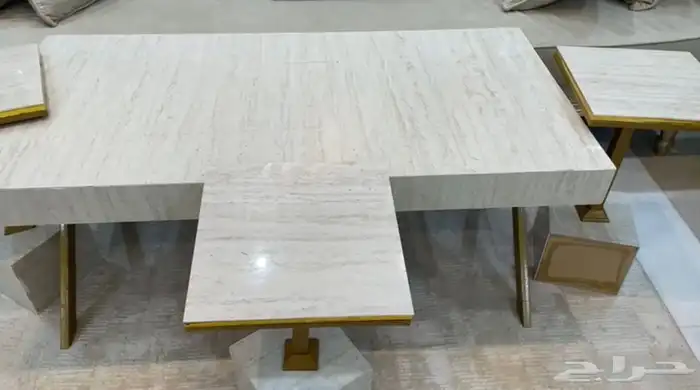 طاولة مع خدمة 4 0