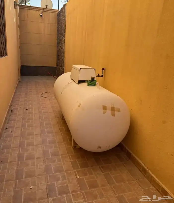 خزان غاز 1000 لتر بحالة ممتازة فيه غاز نصف 0