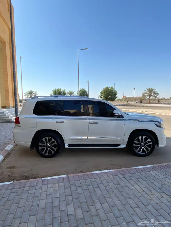 تويوتا لاند كروزر vxr الموديل (2016) سعودي (عبداللطيف جميل) 4