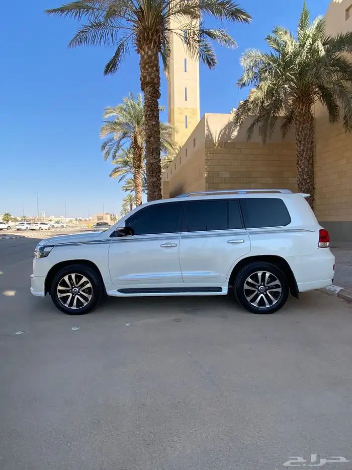 تويوتا لاند كروزر vxr الموديل (2016) سعودي (عبداللطيف جميل) 5