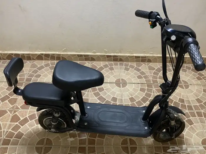 سكوتر كهربائي اسود مع سلة امامية 7