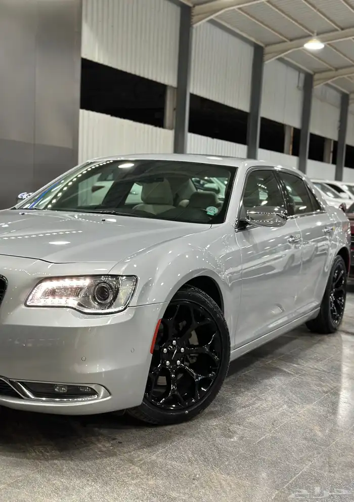 كرايزلر C300 فضي 2021 عداد 31 لدى معرض(عبيد الرشيدي) 2