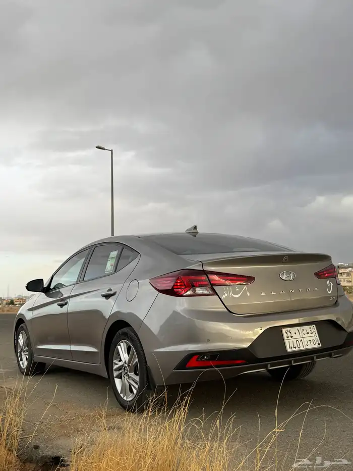 Hyundai ELANTRA 2019 half Full نص فل 17