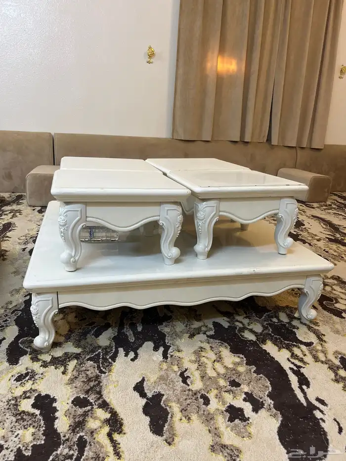 طاوله ابيض و طاوله ذهبي ارضيه مع طاولات خدمه 4 صفار 1