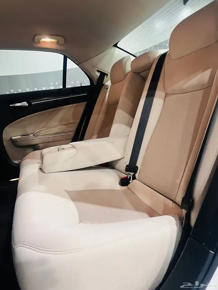 كرايزلر 2018 هيمي C300 V8 (بحالة ممتازة ) 9