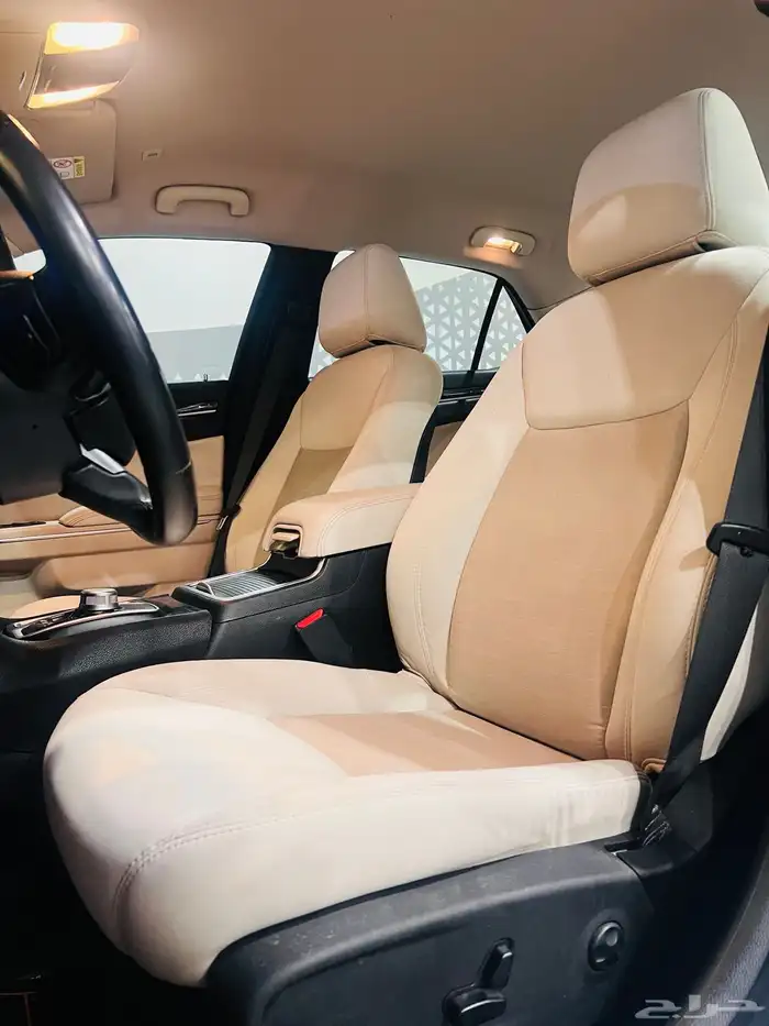 كرايزلر 2018 هيمي C300 V8 (بحالة ممتازة ) 5