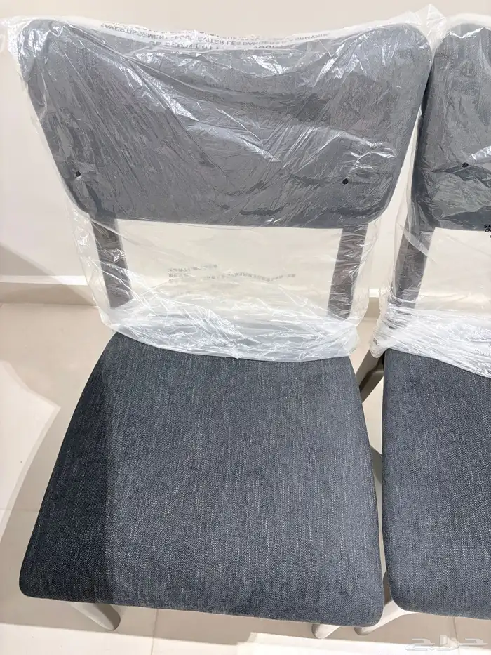 طاولة طعام دائرية مع أربعة كراسي 3