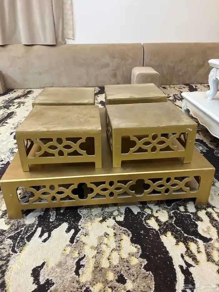 طاوله ابيض و طاوله ذهبي ارضيه مع طاولات خدمه 4 صفار 2