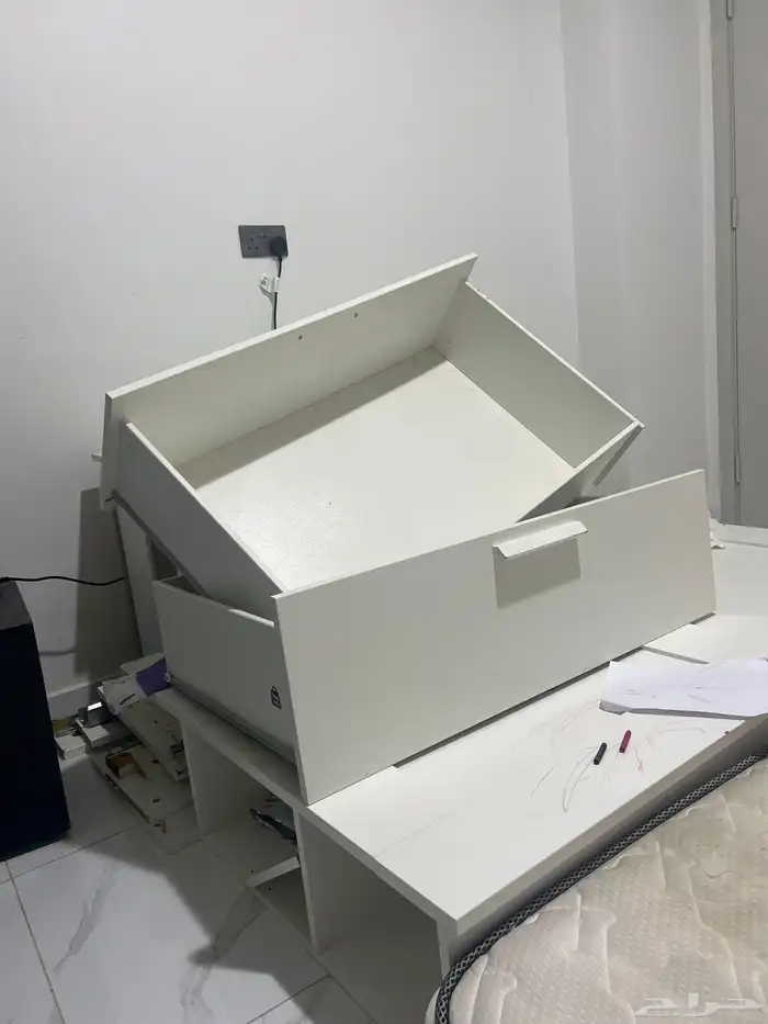 اثاث سرير نوم ايكيا مستعمل وكنب قطعتين مع دولاب جانبي 0