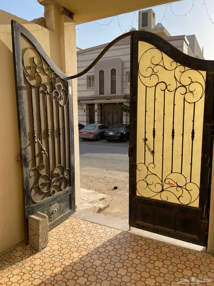 عدد 7 ابو خشب نضيفه وعدد 2 أبواب حديد أبواب مدخل عماره 2