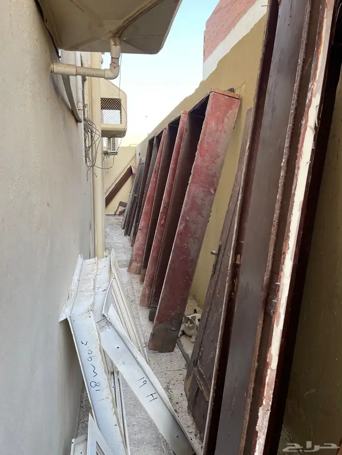 عدد 7 ابو خشب نضيفه وعدد 2 أبواب حديد أبواب مدخل عماره 3