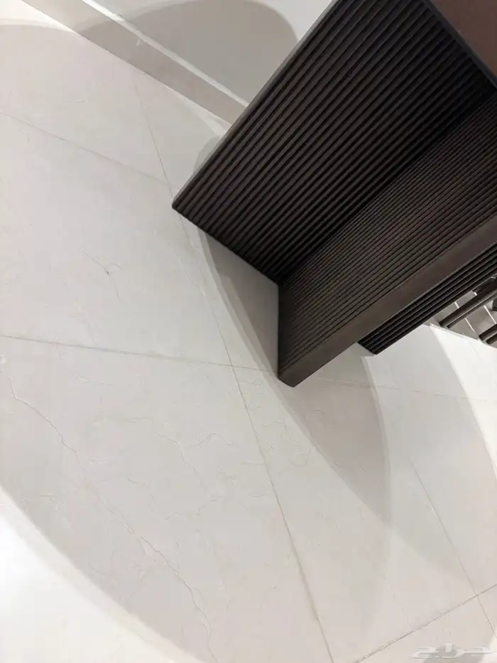 طاولة طعام دائرية مع أربعة كراسي 1