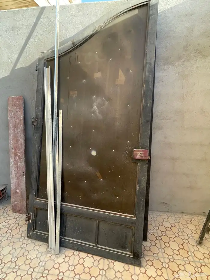 عدد 7 ابو خشب نضيفه وعدد 2 أبواب حديد أبواب مدخل عماره 1