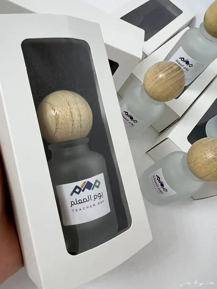 توزيعات يوم المعلم مع امكانيه طباعه كرت او ثيم حسب الطلب 0