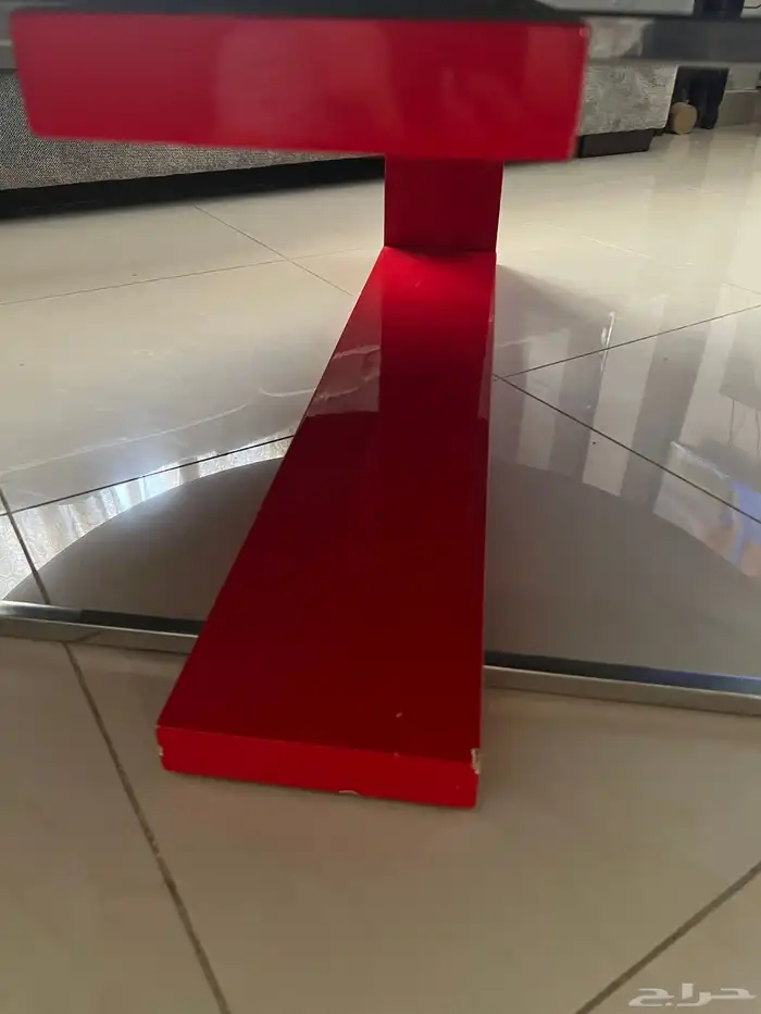 طاولة وسط كبيرة دائرية زجاج اسود بقاعدة خشب حمراء بسعر بسيط 1