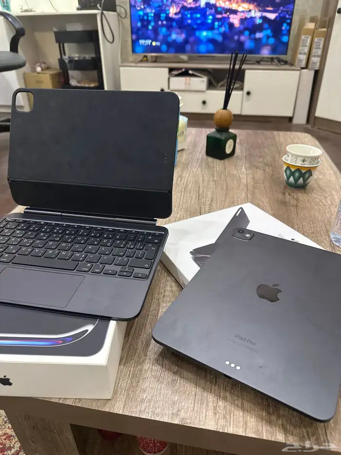 ايباد برو ( M4 11in ). 256GB واي فاي   وكيبورد مجك من أبل 0