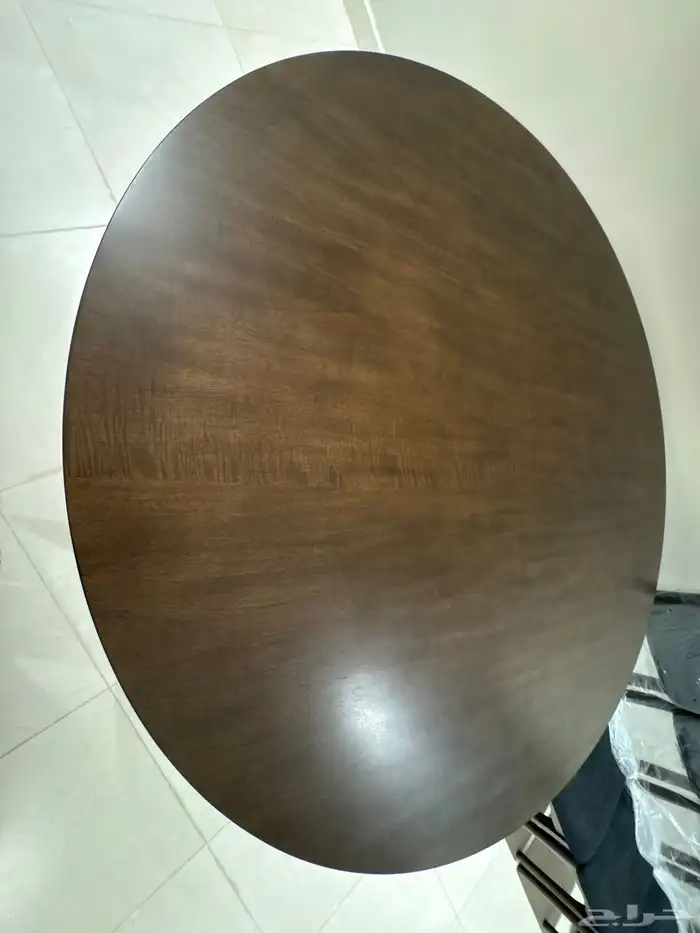 طاولة طعام دائرية مع أربعة كراسي 4