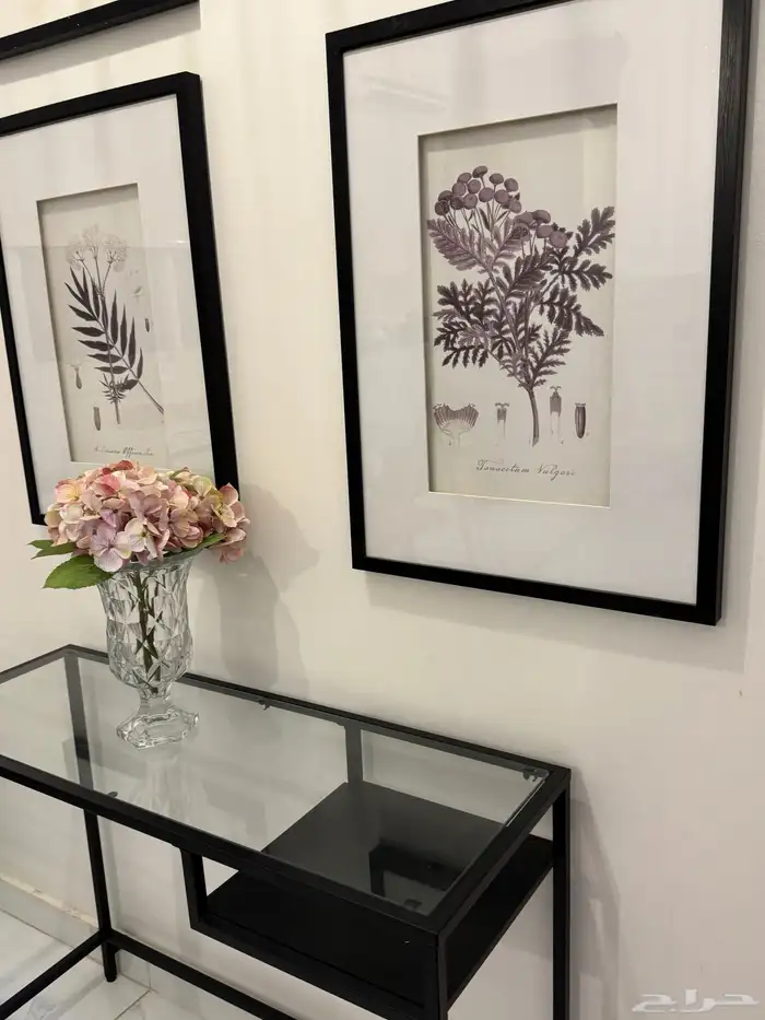 طاولة ايكيا مع 4 لوحات 1