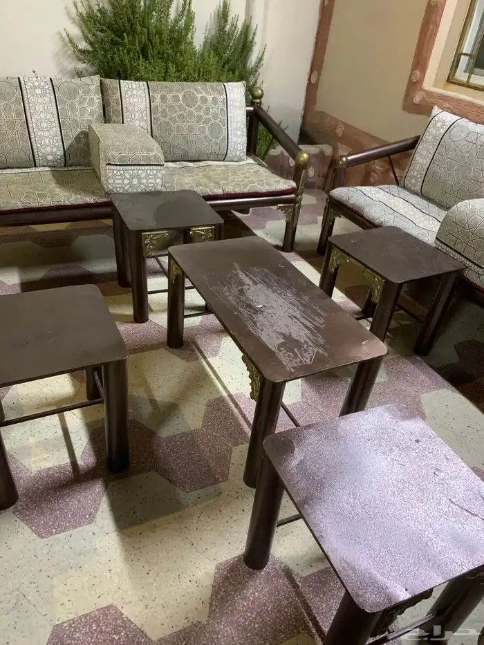 4 كراسي مع الفرش والطاولات 2