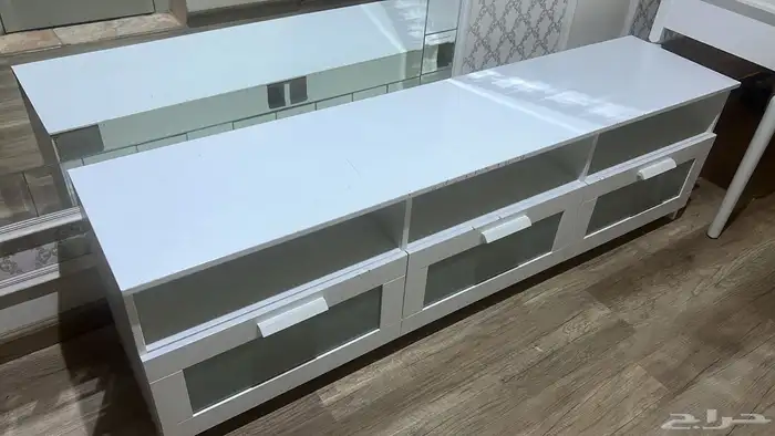 مكتبة تلفزيون فيها خدوش بسيطه وسطحيه من الامام فقط 0