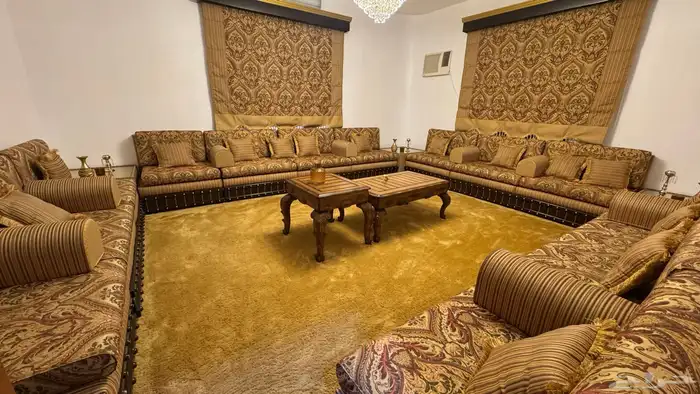 كنب وفرشه وستاير وطاولات خشب ثقيل 0