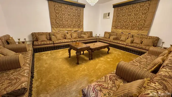 كنب وفرشه وستاير وطاولات خشب ثقيل 1