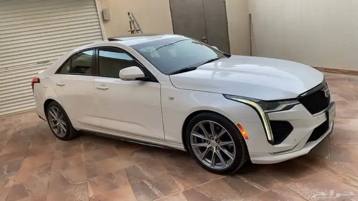 كاديلاك ct4 2023 بريميوم شبه اصفار ممشى قليل 4
