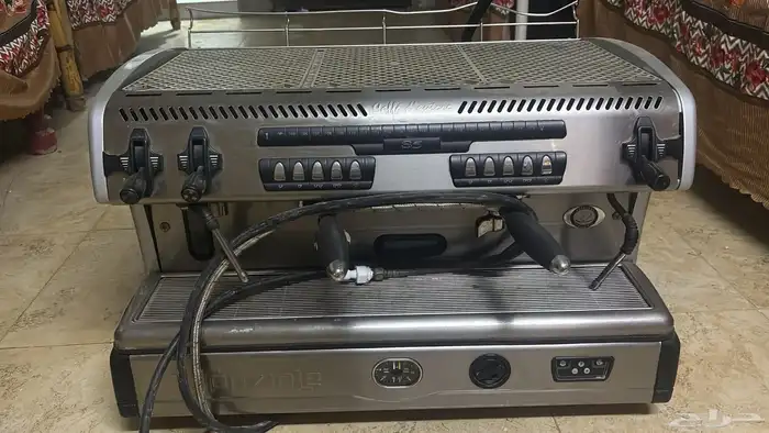 يوجد كابتشينو ويوجد سماعتين كبيره ويوجد ايضا شاشتين 55 و75 0