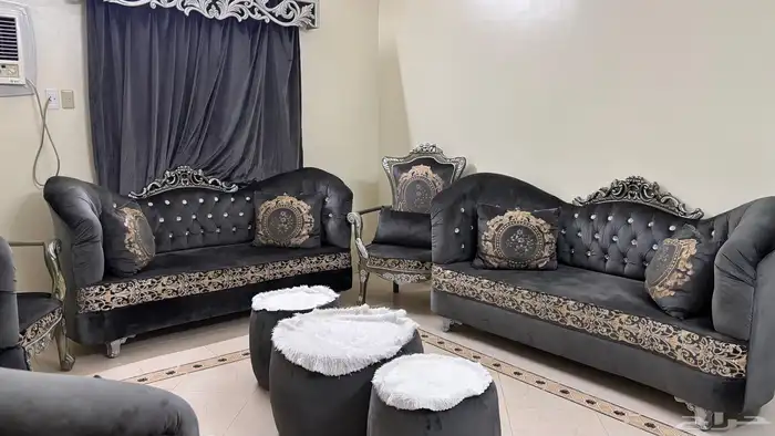 كنب للبيع مع الستاير والطاولات الخدمه 1