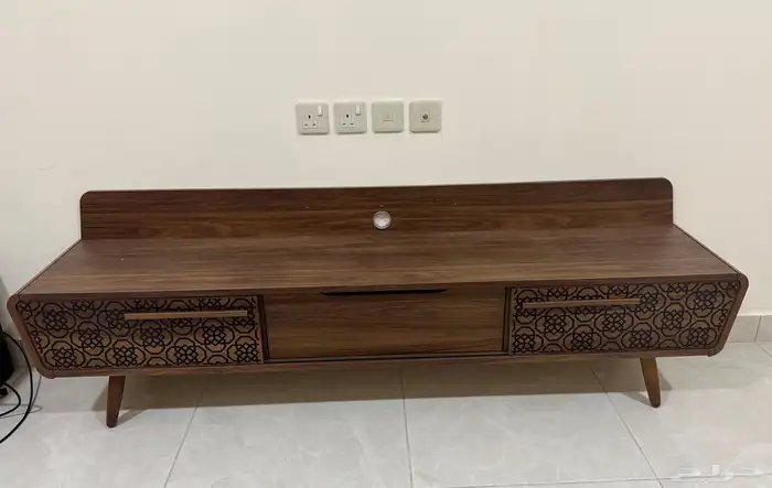 طاولة تلفزيون شبه جديدة 0