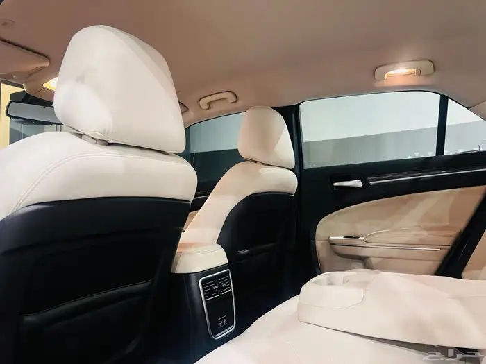 كرايزلر 2018 هيمي C300 V8 (بحالة ممتازة ) 11